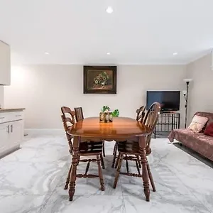 温哥华中心舒适宁静的独立2房1卫休闲体验 2235 Apartment